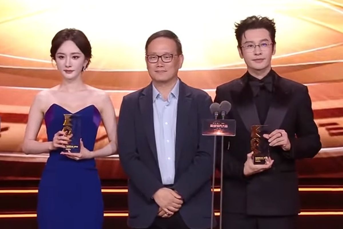 Duong Mich and Huang Xiaoming were honored as actors of the year. Photo: cut from video