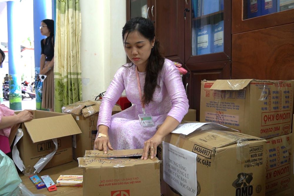 Sach vo, do dung hoc tap sau khi duoc tong ket lai, cac giao vien tai truong TH Tran Thi Ly (phuong Hai Chau, TP Da Nang) phan loai, sep ngay ngan vao thung. Anh: Tran Thi