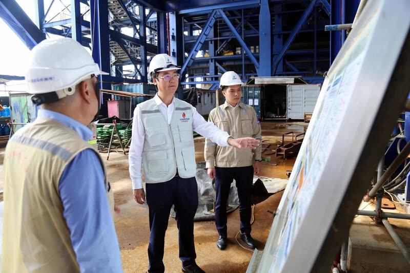 Mr. Nguyen Manh Kha - Permanent Vice President of Petrovietnam Trade Union (middle) inspected the safety work at the Long Phu 1 Thermal Power Plant Project site - where union members and workers are performing 8 emulation progress milestones. Photo: CDP