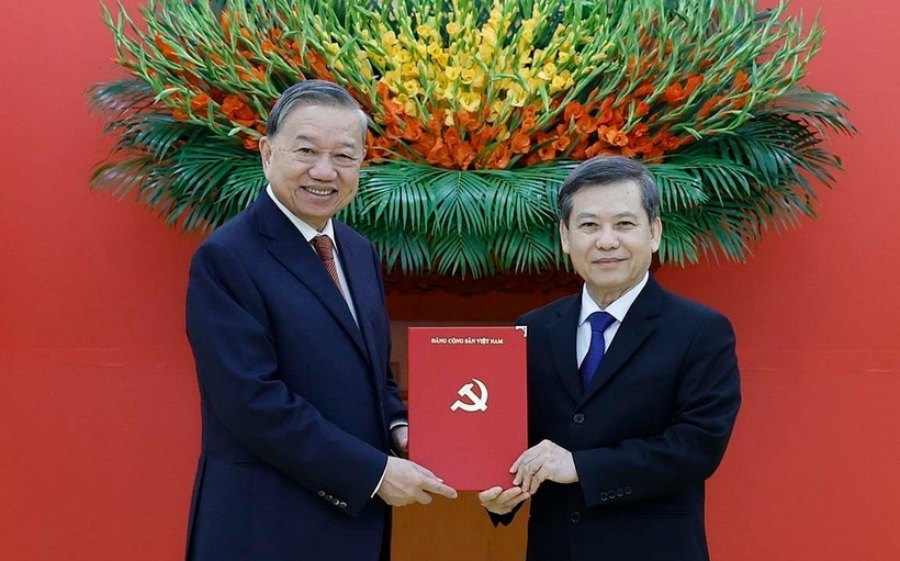 General Secretary To Lam presented the Politburo's Decision on the transfer, assignment and appointment of Mr. Le Minh Tri to the position of Deputy Head of the Central Internal Affairs Commission. Photo: VNA