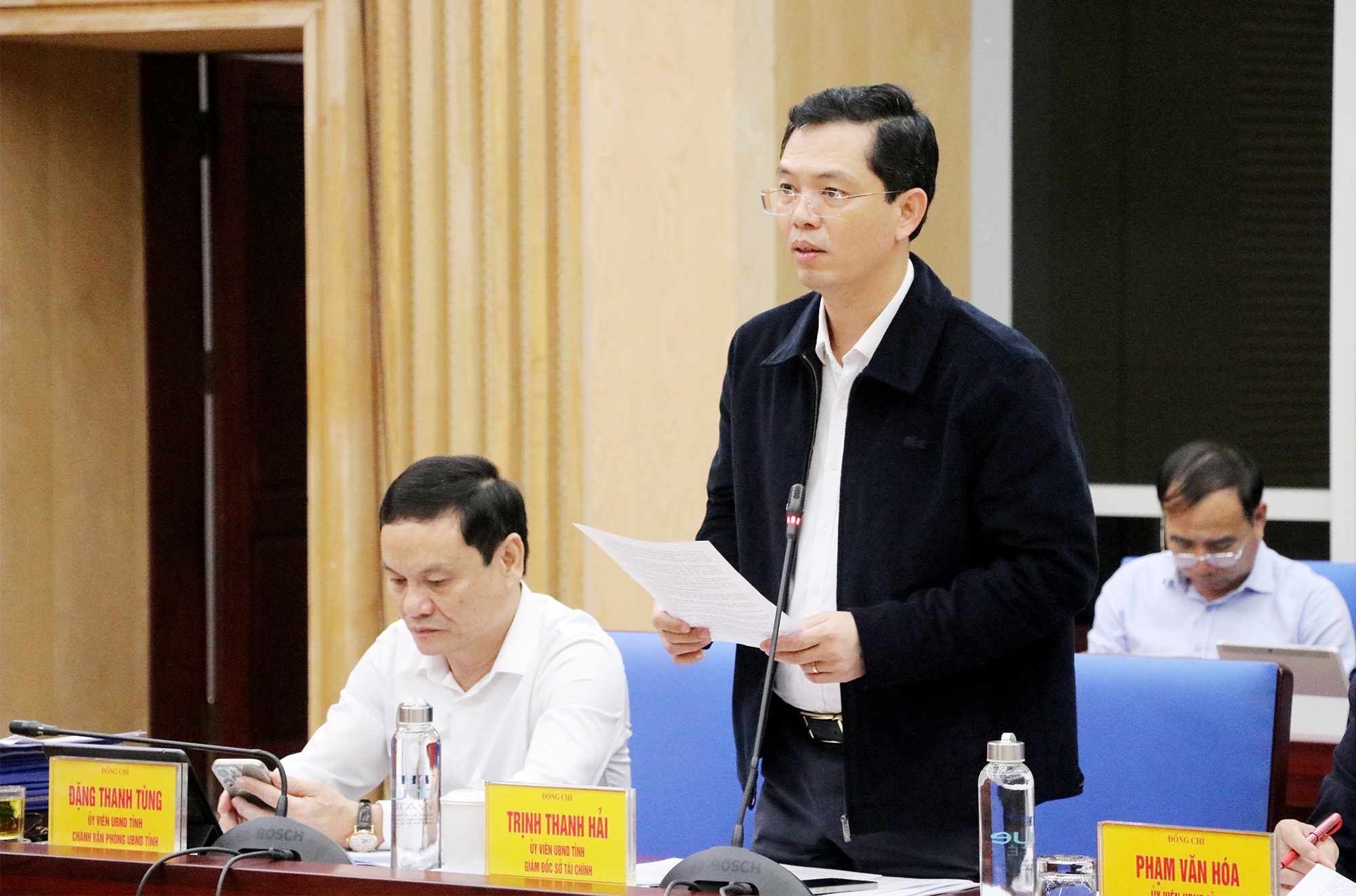 Director of Nghe An Department of Finance Trinh Thanh Hai reported on the situation of budget collection and state budget expenditure at the regular meeting of the Provincial People's Committee in October 2025. Photo: Phan Quynh