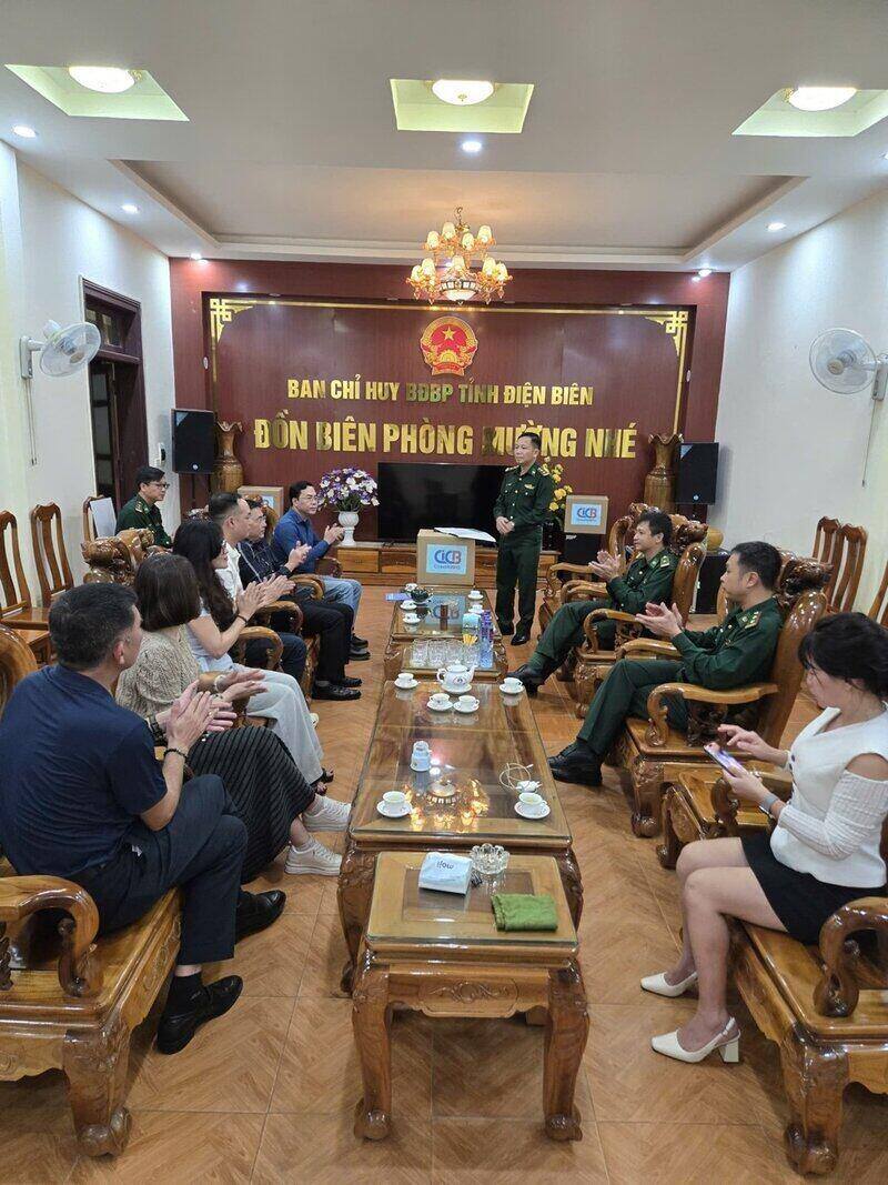 Trung ta Pham Van Bac, Don Bien phong Muong Nhe chia se tai le trao tang. Ảnh: CIC