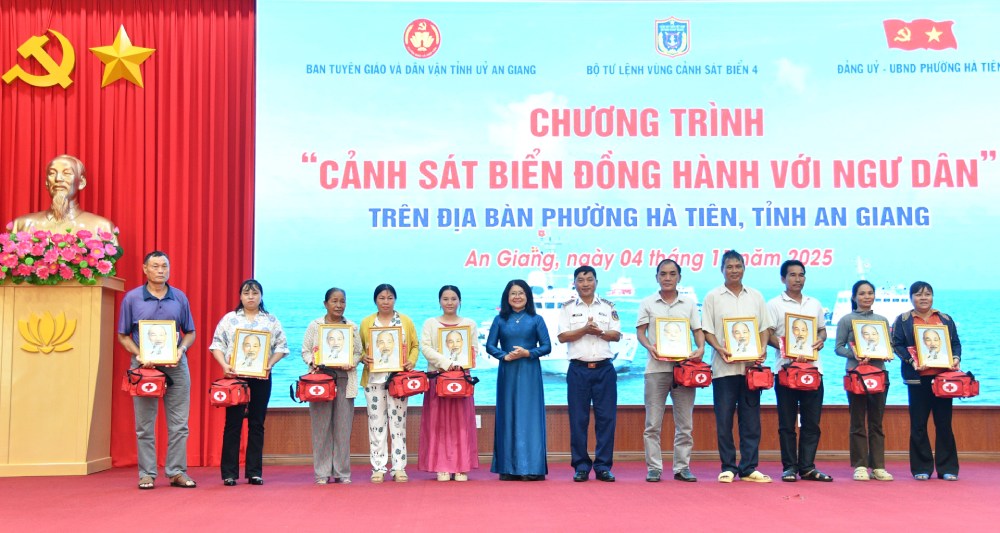 Tang co To quoc, anh Bac Ho va tui thuoc y te cho cac chu phuong tien, thuyen truong tau ca. Anh: Duc Thai