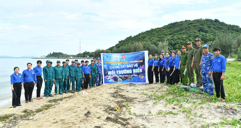 Bo Tu lenh Vung Canh sat bien 4 phoi hop voi Doan phuong Ha Tien to chuc ve sinh moi truong bien. Anh: Duc Thai