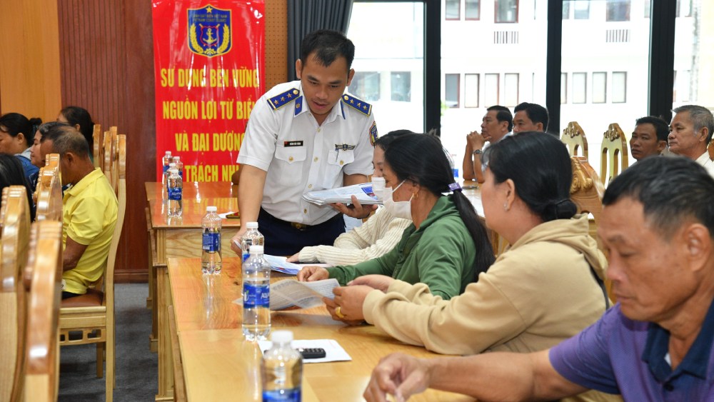 Officers of the Coast Guard Region 4 Command distributed leaflets to fishermen. Photo: Duc Thai