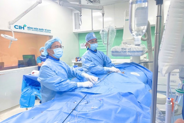 The patient was successfully operated on a double-leaf tight valve using the technique of removing a valve with a ball through the skin. Photo: BVCC