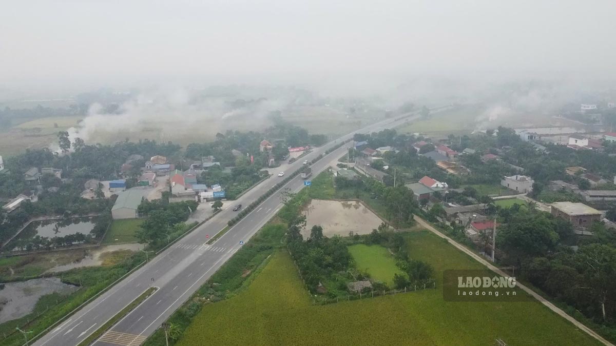 Nguoi dan dot rom ra khien khoi bay mu mit lan vao khu vuc duong giao thong. Anh: Ha Vi