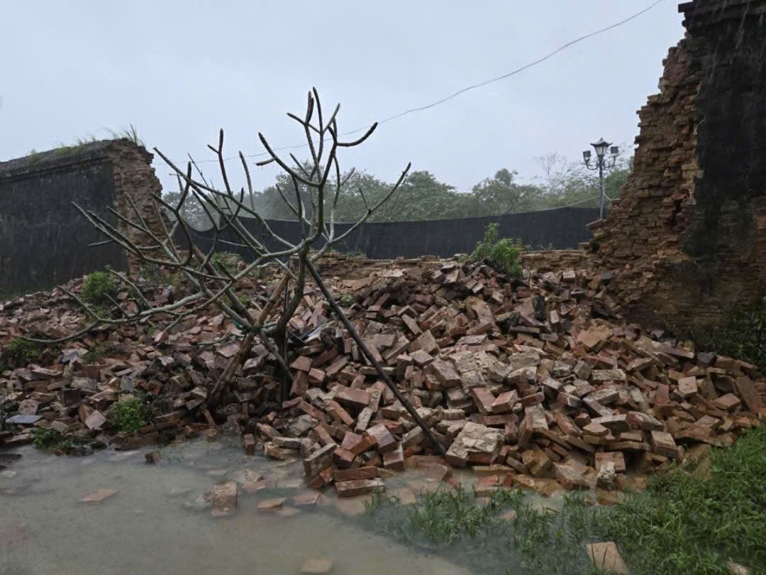 The scene of the Hue Imperial Citadel collapsing due to floods. Photo: Phuc Dat.