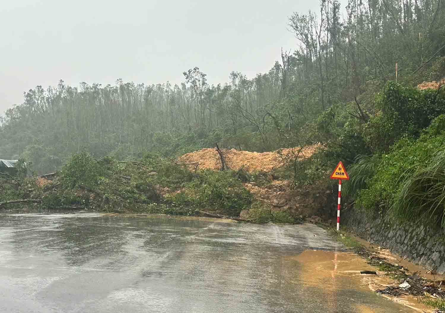 ブンアン区の国道12Cで地滑り。写真：クアン・トゥアン.