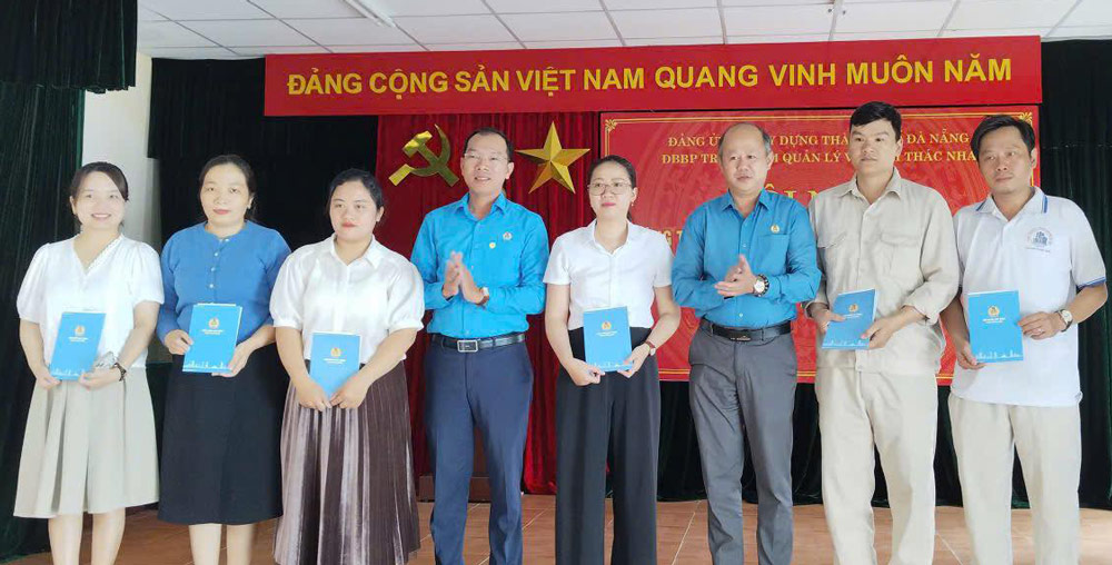 The Da Nang City Labor Federation continues to support union members and workers who suffered heavy losses due to floods. Photo: Da Nang Trade Union
