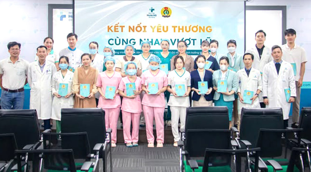 The Trade Union of Hoan My Hospital, Da Nang presented gifts to support union members affected by floods. Photo: Da Nang Trade Union