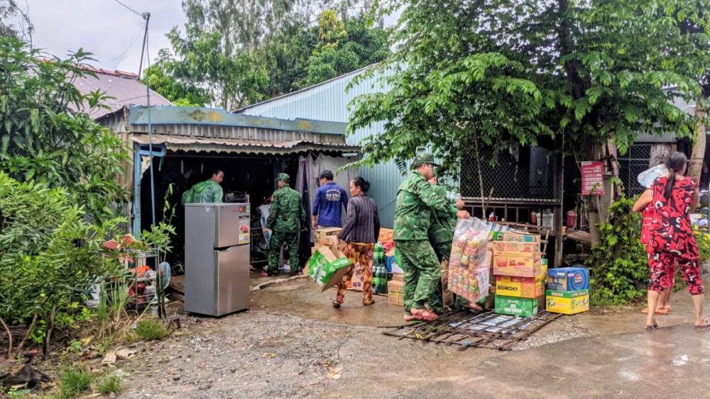 Ho tro nguoi dan thao do, di doi tai san den noi an toan. Anh: Bien phong cung cap