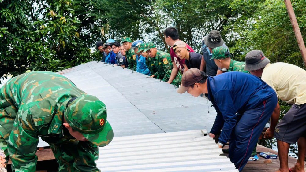 国境警備隊と機能部隊、地方自治体、人々が協力して、地滑りの被害を受けた世帯の資産を安全な場所に移動させました。写真：国境警備隊提供