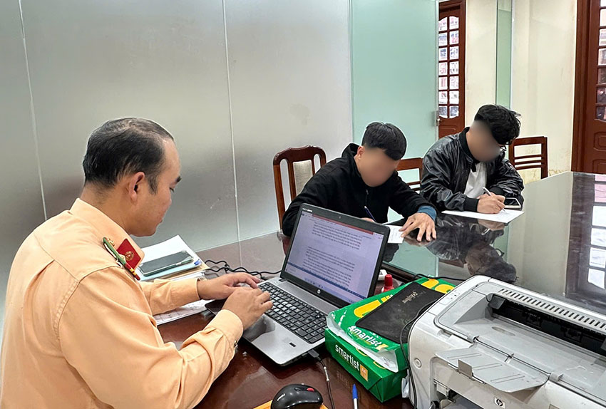 Lực lượng chức năng làm việc với người gây tai nạn giao thông. Ảnh: Cục CSGT