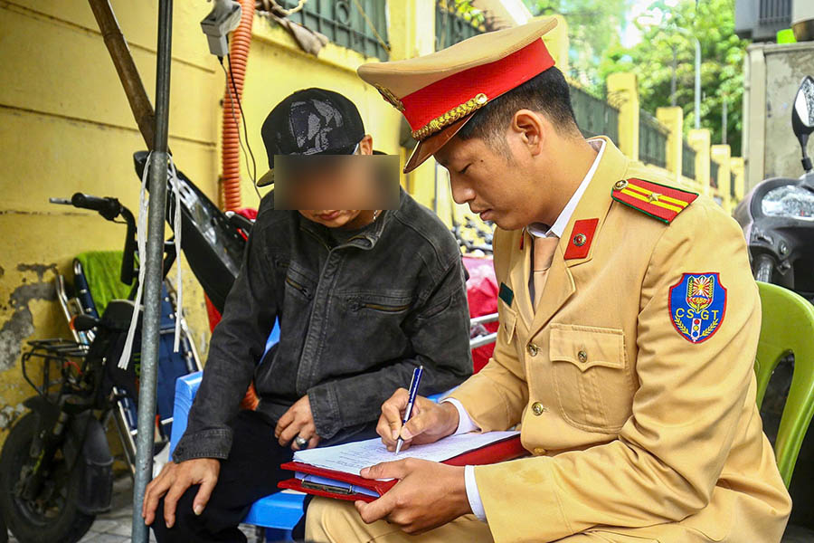 Doi CSGT duong bo so 2 phoi hop Cong an phuong Ba Dinh kiem tra tai bai trong giu xe canh truong Phan Dinh Phung. Anh: Tien Ngo