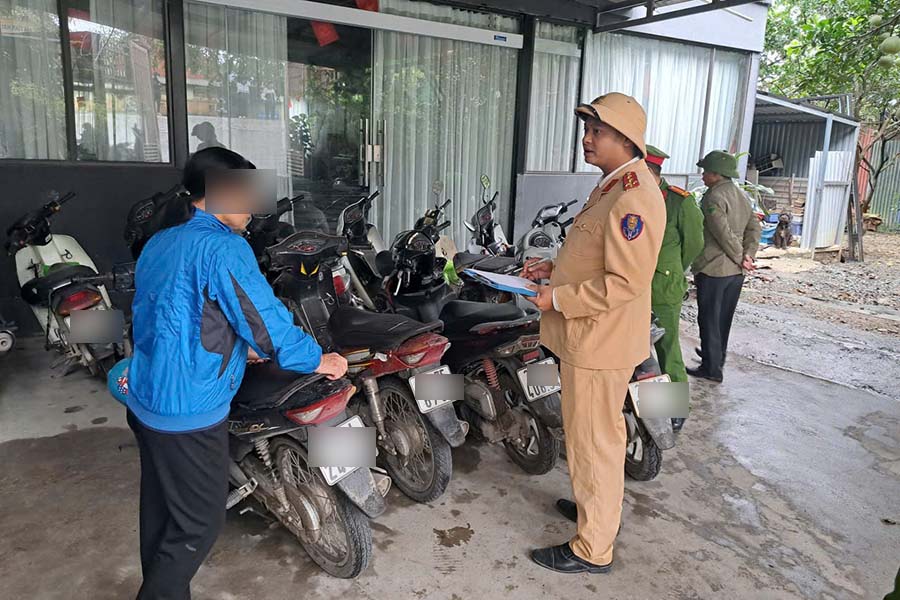 Doi CSGT duong bo so 12 va Cong an xa Xuan Mai kiem tra bai trong giu xe trong va ngoai truong tren dia ban. Anh: Tien Ngo