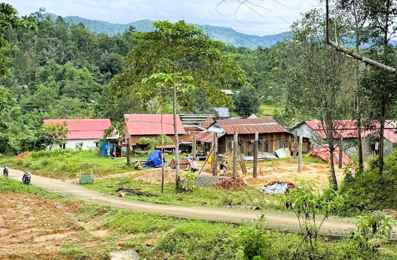 Diem sat lo nui treo lo lung phia tren khu dan cu chinh quyen La Dee, Da Nang ban hanh thong bao khan. Anh: Truong An