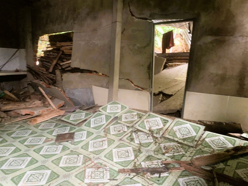 Mua lon keo dai, lien tiep phat hien nui nut o La Dee va Tay Giang, chinh quyen trang dem di doi dan. Anh: Truong An