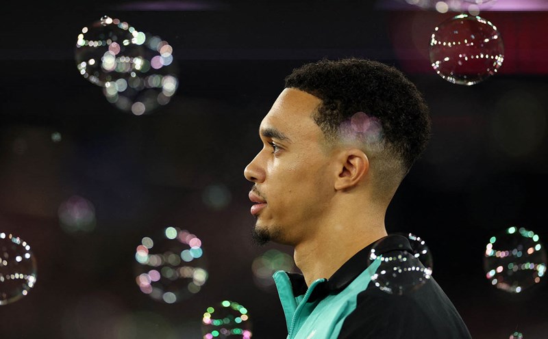 Trent Alexander-Arnold se doi dien voi ap luc lon tai Anfied. Anh: AFP