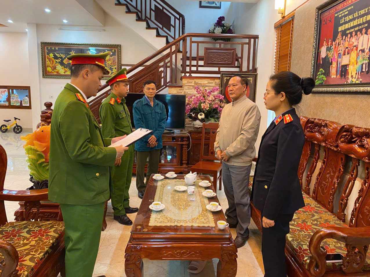 Cơ quan điều tra công bố Quyết định khởi tố bị can và lệnh bắt bị can để tạm giam đối với bị can Lê Văn Thấm. Ảnh: Công an Bắc Ninh

