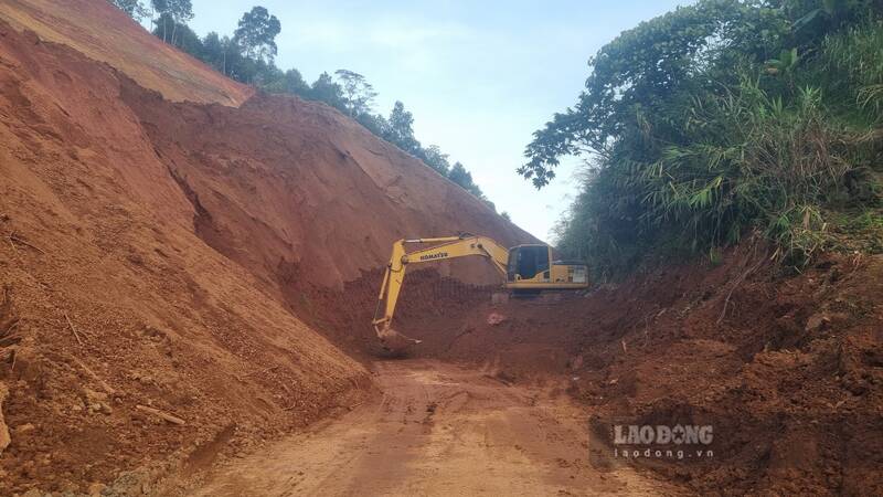 Nhieu diem sat lo gay mat an toan giao thong. Anh: Viet Bac