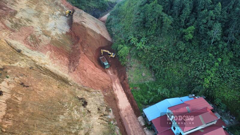 The landslide caused difficulties for vehicles participating in traffic. Photo: Viet Bac