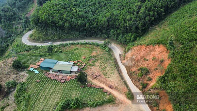 Sat lo tren nhung cung duong deo doc gay nguy hiem cho cac phuong tien. Anh: Viet Bac