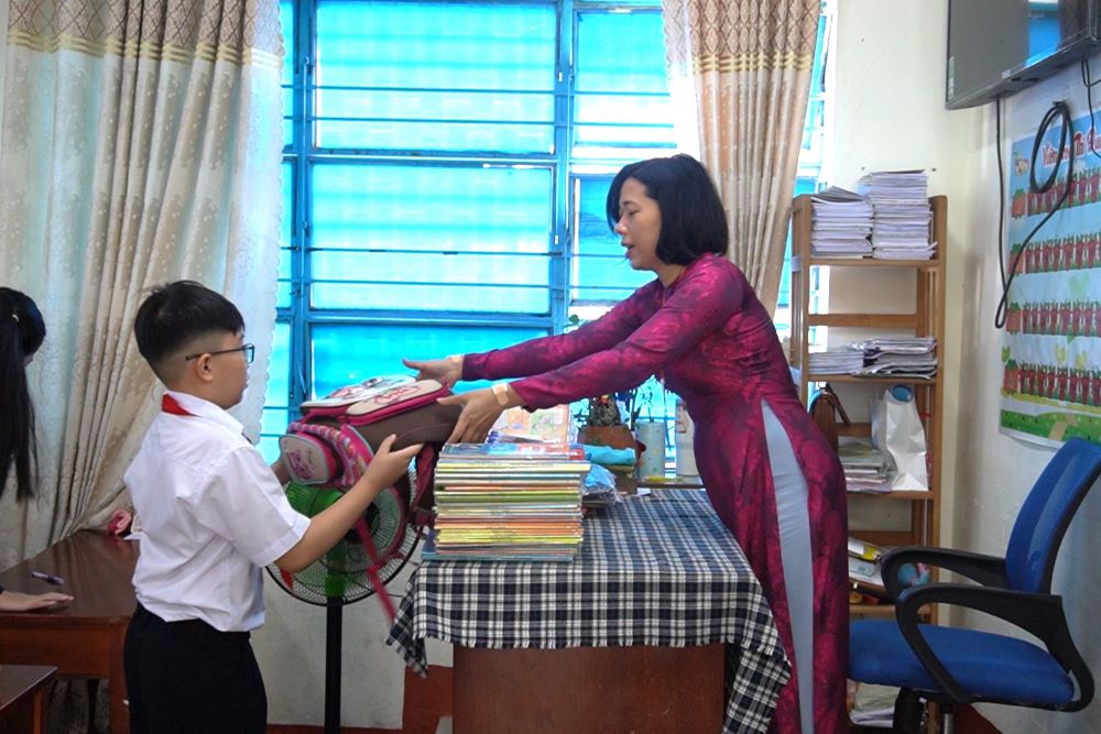 Da Nang students contribute books and school supplies to their friends in flooded areas. Photo: Tran Thi