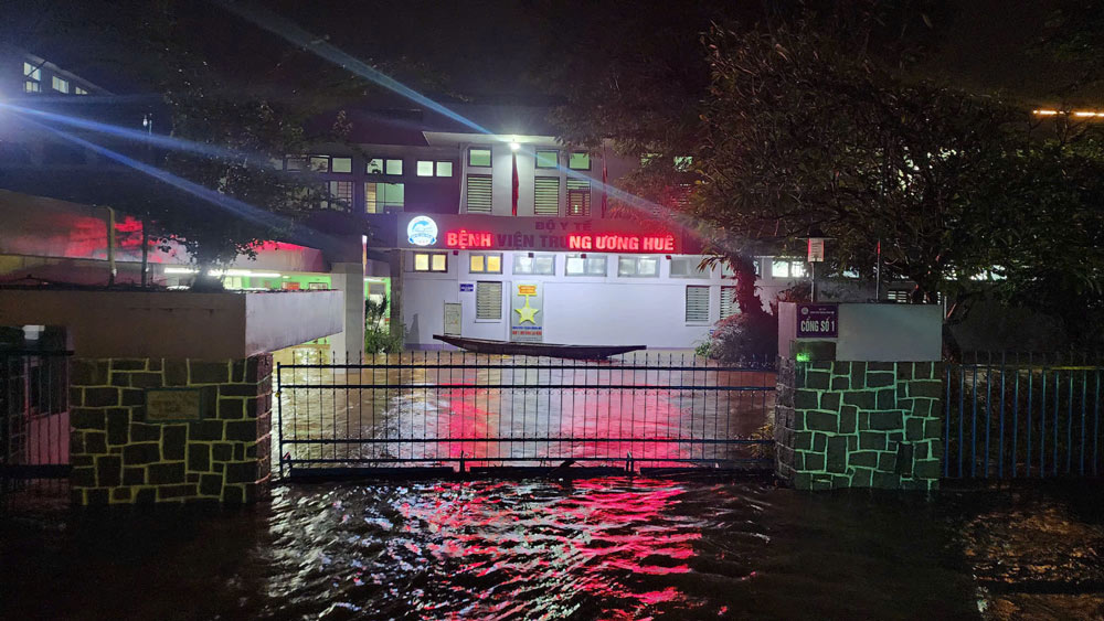 ユニクロはフエ中央病院の極めて困難な状況にある患者に2億ドンの現金支援を提供した。写真：企業提供