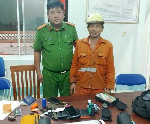 Ong Phan Tung Lam gui tai tai san da nhat duoc cho co quan cong an. Anh: Cong an cung cap  