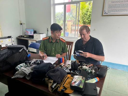 Les forces de l'ordre effectuent les formalites de remise des biens aux touristes etrangers qui se sont malheureusement ecrases. Photo : Fournie par la police