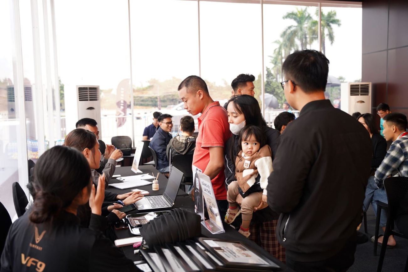 Du cuoi tuan troi do mua nhung nhieu nguoi dan Ha Noi va cac khu vuc lan can van tranh thu co hoi trai nghiem VinFast VF 9. Anh: VinFast