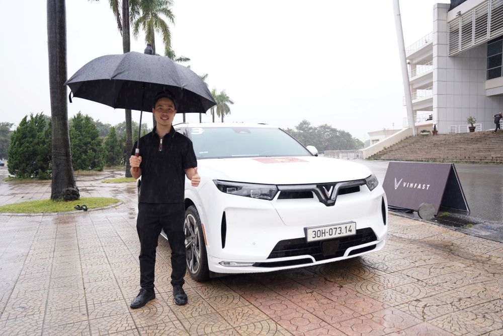 Anh Bui The Dat chia se trai nghiem an tuong sau khi lai thu “chuyen co mat dat” VF 9.