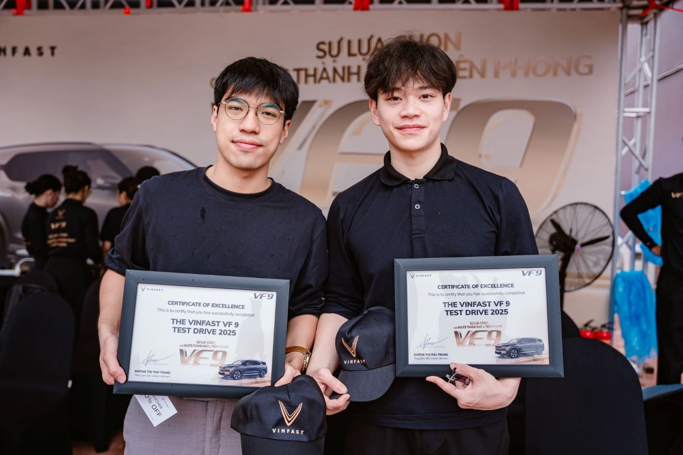 Anh Hoang Phuc Thanh Vinh (ben phai, ao polo den) chia se mong muon so huu chiec VF 9 vua lai thu.