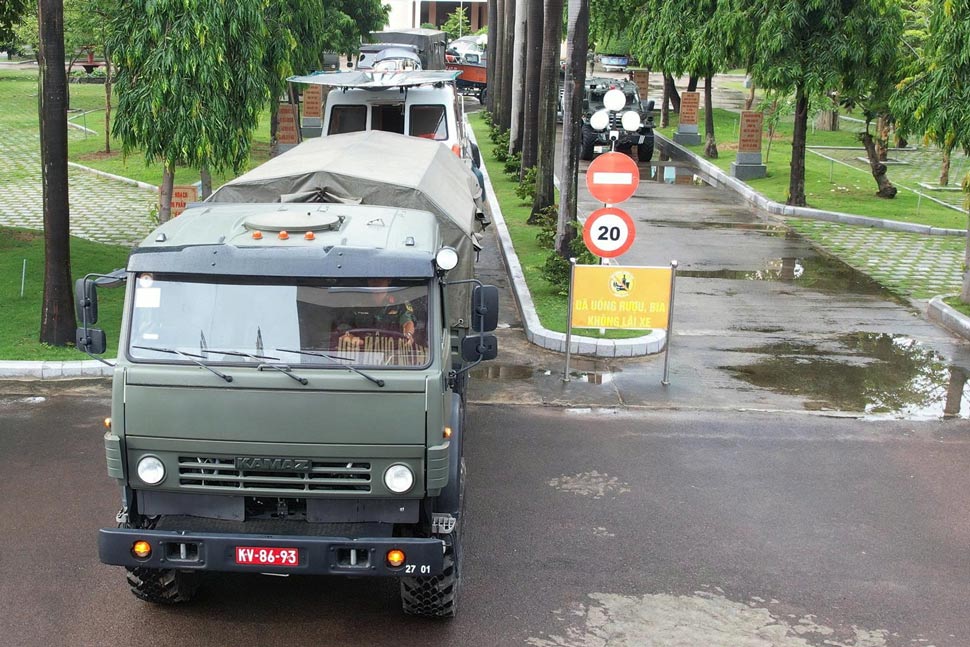 Nhieu phuong tien duoc huy dong de chong bao. Anh: Hoai Phuong