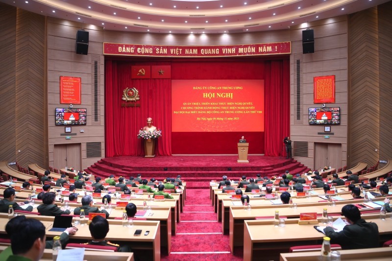 Quang anh Hoi nghi. Anh Bo Cong an