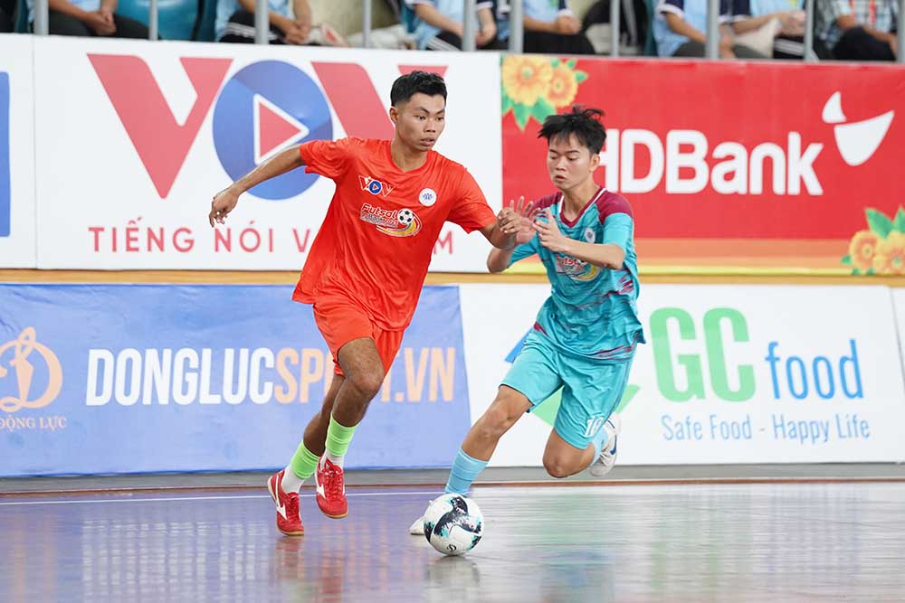 Chu nha Truong Dai hoc Nong Lam TPHCM (ao cam) gianh chien thang trong ngay ra quan. Anh: Thanh Vu