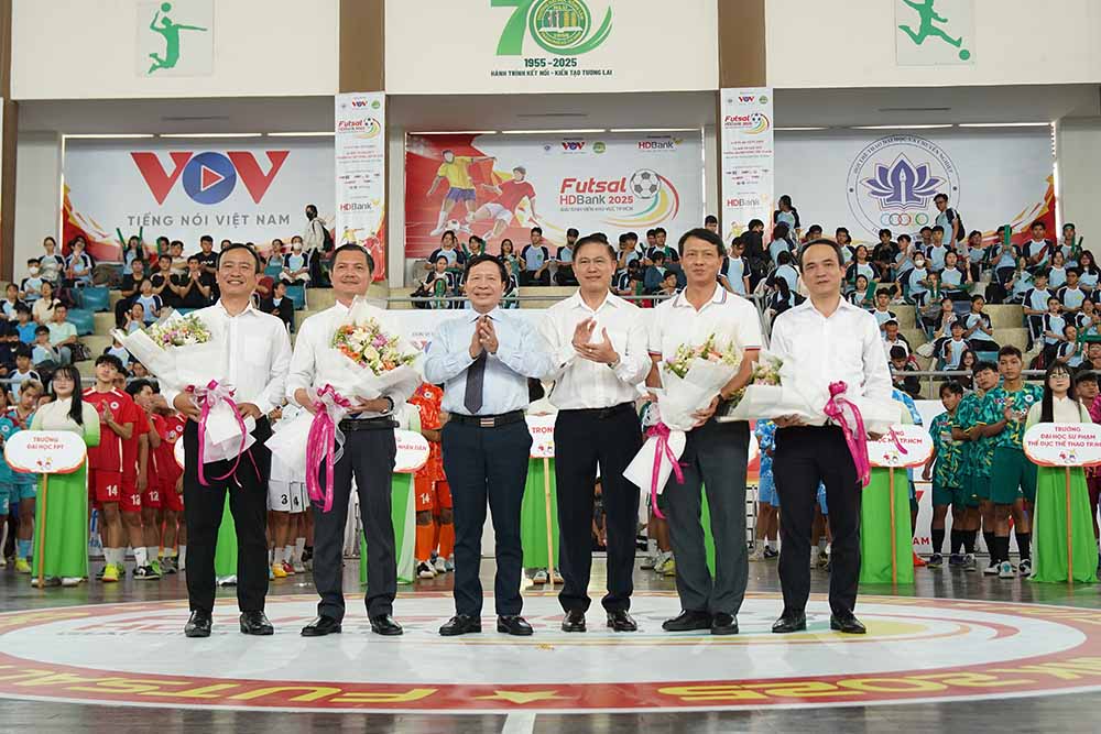 Pho Tong Giam doc VOV Vu Hai Quang va Pho Chu tich VFF Tran Anh Tu tang hoa cac don vi to chuc giai. Anh: Thanh Vu