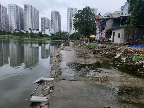 Loạt đường ống xả nước thải sinh hoạt xuống hồ ở phường Vĩnh Tuy. Ảnh: Minh Hạnh 