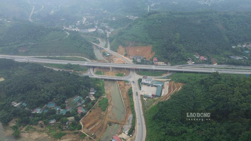 Toan canh nut giao IC 19 cao toc Noi Bai - Lao Cai dang trong qua trinh nang cap. Anh: Dinh Dai