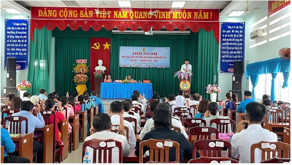 Quang canh hoi nghi. Anh: Duc Trung. 