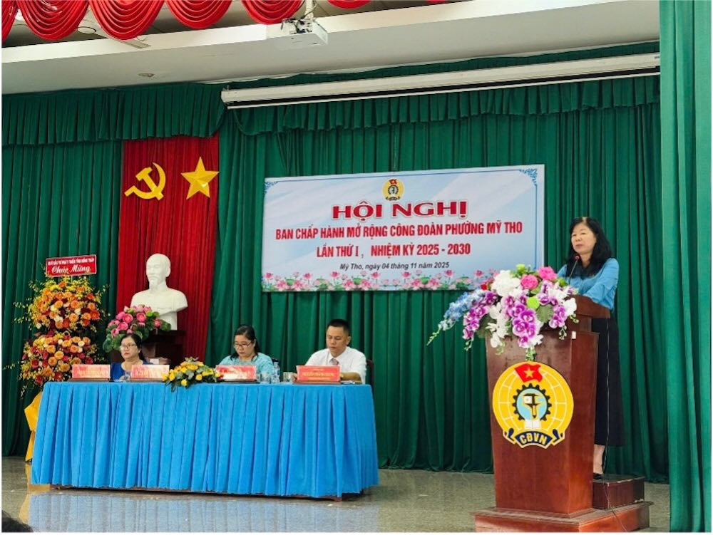 Ba Huynh Thi Tuyet Vui, Chu tich LDLD tinh Dong Thap phat bieu chi dao hoi nghi. Anh: Duc Trung. 