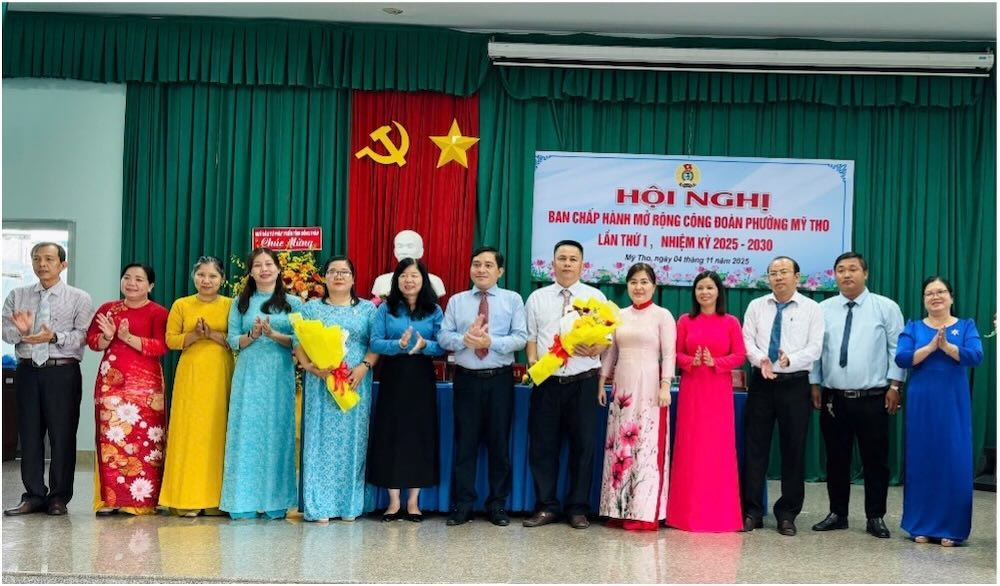 BCH khoa moi chup anh luu niem cung lanh dao LDLD tinh Dong Thap va Dang uy phuong My Tho. Anh: Duc Trung. 