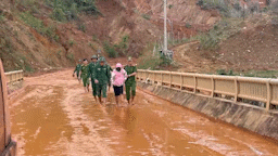 다낭 Tr’hy, 국경 수비대가 산길을 넘어 산사태를 헤치고 환자를 안전하게 병원으로 이송합니다. 사진: 쩐티