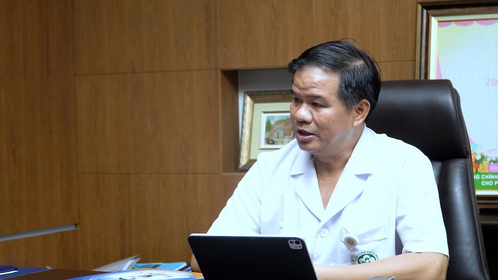 Associate Professor, Dr. Dao Xuan Co - Director of Bach Mai Hospital shared with Lao Dong reporter about the policies for staff and medical staff of Bach Mai Hospital, Facility 2. Photo: Van Trang
