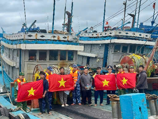 Tang co cho ngu dan tai Bach Long Vy, Hai Phong. Anh: Bo doi Bien phong Hai Phong