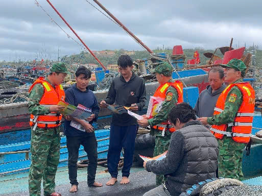 The authorities disseminate information about IUU fishing to fishermen in Bach Long Vy, Hai Phong. Photo: Hai Phong Border Guard
