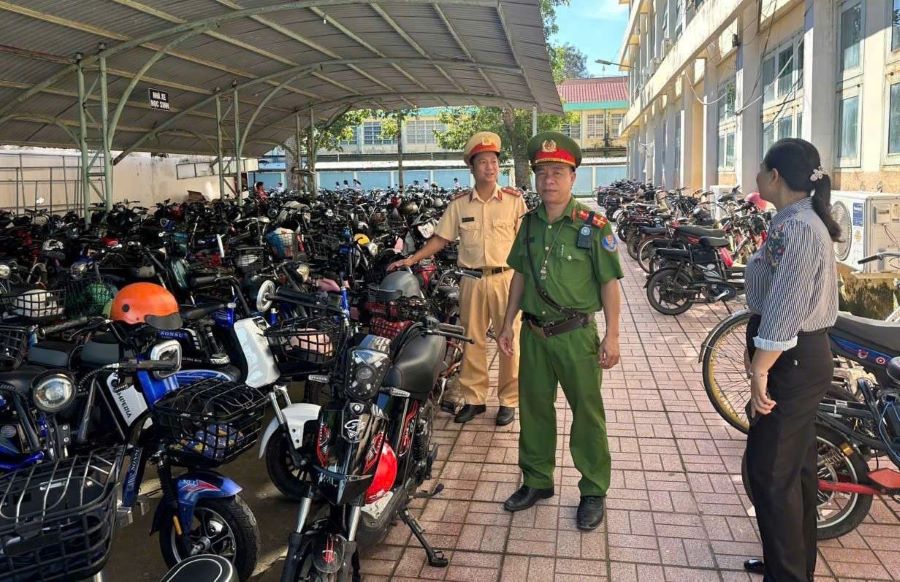 호치민시 교통 경찰 학교 주차장 공동 점검. 사진: PC08
