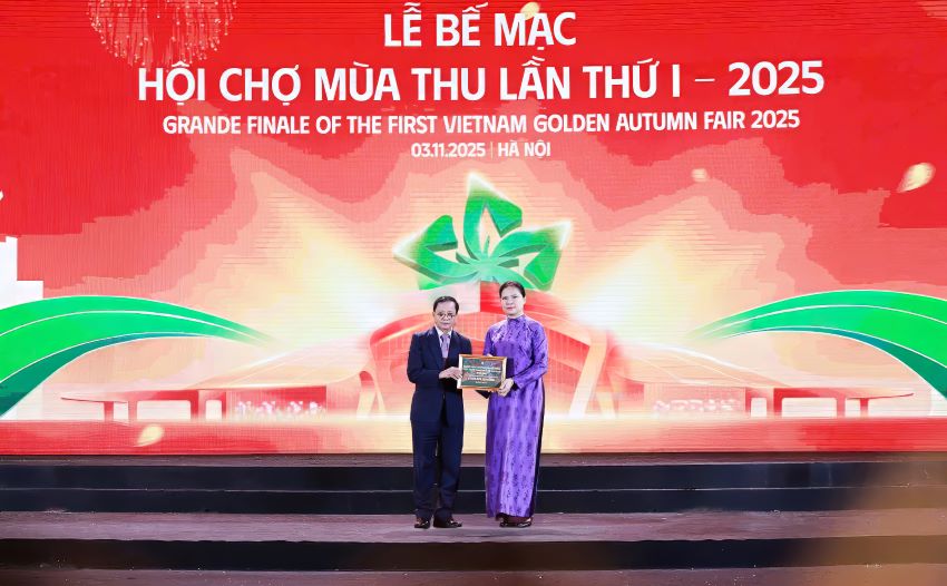 HDBank 대표는 11월 3일 저녁 하노이에서 열린 2025 가을 박람회 폐막식에서 북부 산악 지역과 중부 지역 주민들이 폭풍우 피해를 극복하도록 지원하기 위해 100억 동을 기부했습니다. 사진: HDBank
