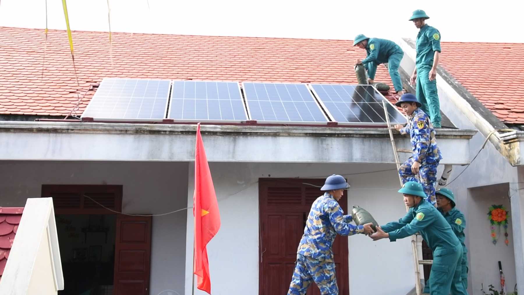 Officers and soldiers of Da Tay island support households to reinforce their houses and prepare for storm No. 13. Photo: Minh Chau